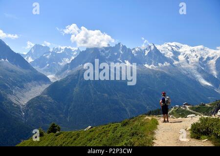 Frankreich, Haute Savoie, Chamonix Mont Blanc, Wanderung in Richtung Lac Blanc (weißer See) (2352 m) in die Reserve naturelle nationale des Aiguilles Rouges (Aiguilles Rouges National Nature Reserve) mit Blick auf den Mont Blanc und den Mont Blanc (4810 m) Stockfoto