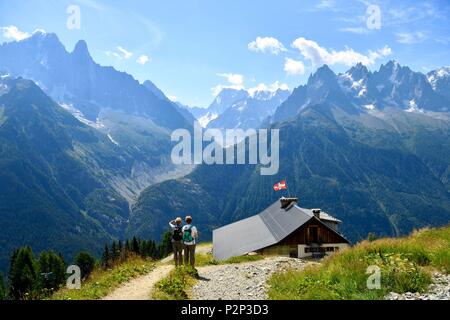 Frankreich, Haute Savoie, Chamonix Mont Blanc, Mont-Blanc, La Flegere Cabel Car Station (1877 m) mit Blick auf die Aiguilles de Chamonix einschließlich der Aiguille Verte (4122 m) Stockfoto