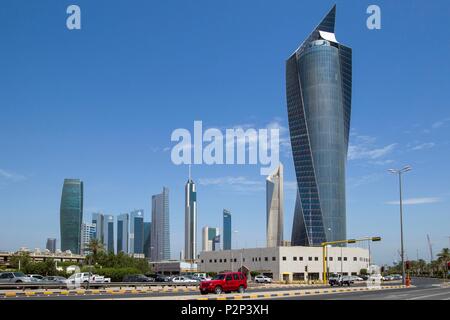 Kuwait, Persischer Golf, Kuwait City, Al Tijaria Turm mit Al Hamra Tower im Hintergrund, im Central Business District Stockfoto