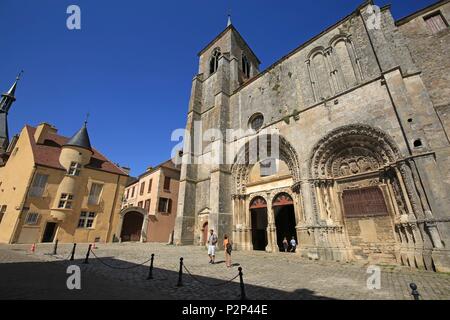 Frankreich, Yonne, Morvan region, Avallon, die Kirche von Saint Lazare, seine Architektur ist romanisch und das Portal stammt aus dem zwölften Jahrhundert, das dem Heiligen Lazarus gewidmet ist. Stockfoto