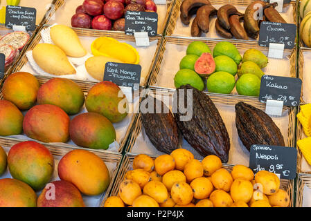 Tropische Früchte zum Verkauf auf einem Markt in München, Deutschland Stockfoto