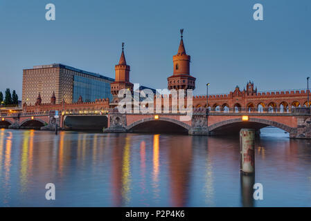 Die Oberbaumbridge und die Spree in Berlin in der Dämmerung Stockfoto