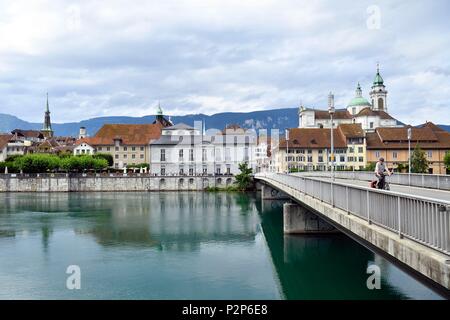 Schweiz, Solothurn, Aussicht auf die Stadt, den Fluss Aare, der historische Bezirk mit 18. Jahrhundert St. Ursen Kathedrale (St. Ursenkathedrale), Architekt Gaetano Matteo Stockfoto