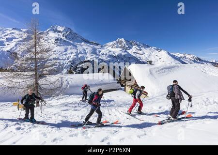 Frankreich, Savoyen, Sainte Foy Tarentaise, Massiv der Vanoise, Tal der hohen Tarentaise, Rückkehr zum Tiefschneefahren durch den Weiler Almen Le Monal mit Blick auf den Mont Pourri (3779 m) im Parc National de la Vanoise Stockfoto