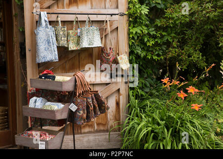 Großbritannien, England, Oxfordshire, Kelmscott Manor, Anzeige von William Morris Designs auf Verkauf in Souvenir shop Stockfoto