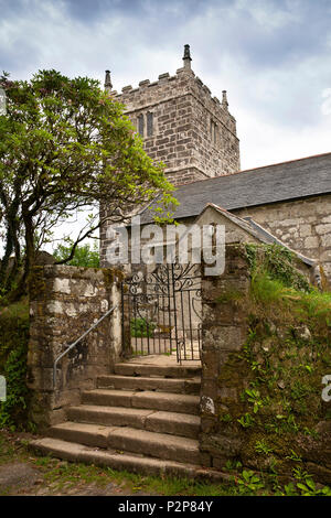 England, Cornwall, Bodmin Moor, Warleggan, Kirche St. Bartholomä, die Schritte zur Veranda Stockfoto