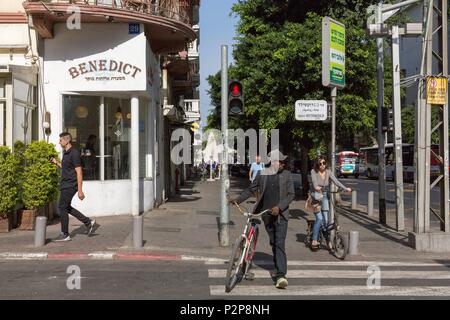 Israel, Tel Aviv, Downtown, Sderot (Boulevard) Rothschild, Fußgängerüberweg vor Benedikt Restaurant Stockfoto