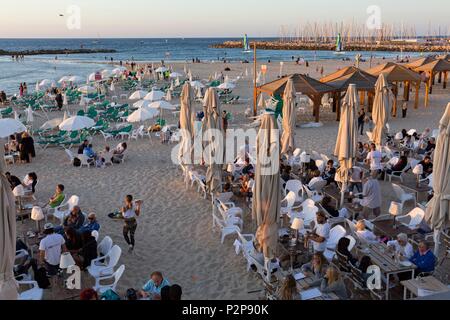 Israel, Tel Aviv, Meer, Strand und Marina bei Sonnenuntergang Stockfoto