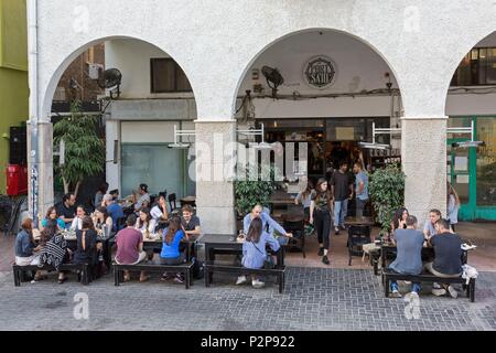 Israel, Tel Aviv, Innenstadt, die trendige Port Said Bar Restaurant gegenüber der Großen Synagoge und seine Terrasse Stockfoto