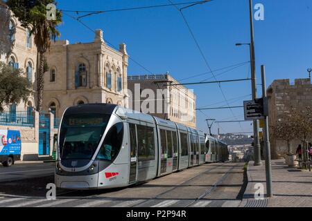 Israel, Jerusalem, am Tor zum UNESCO-geschützte Altstadt, das Licht von Triebwagen, gebaut von dem französischen Unternehmen Alstom und Veolia, im Hintergrund der französischen Krankenhaus Saint-Louis Stockfoto