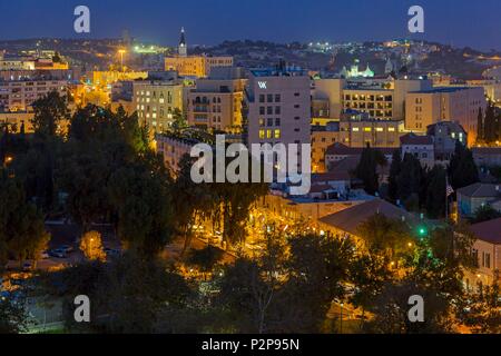 Israel, Jerusalem, die neue Stadt, im Hintergrund, die zum UNESCO-Weltkulturerbe Altstadt, im Vordergrund das Hotel Waldorf Astoria Stockfoto
