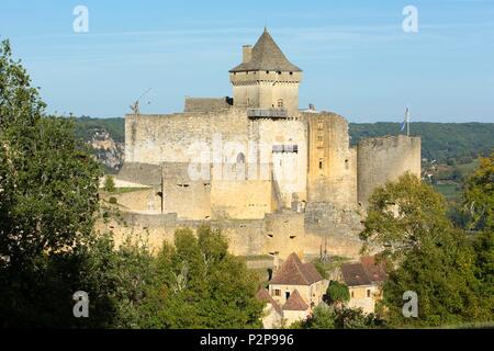 Frankreich, Dordogne, Perigord Noir, Dordogne Tal, Castelnaud-la Chapelle beschriftet Les Plus beaux villages de France (eines der schönsten Dörfer von Frankreich), Burg von Castelnaud und das Dorf Stockfoto