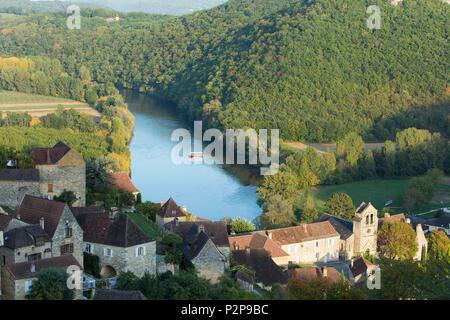 Frankreich, Dordogne, Perigord Noir, Dordogne Tal, Castelnaud-la Chapelle beschriftet Les Plus beaux villages de France (eines der schönsten Dörfer von Frankreich), das Dorf und den Fluss Dordogne Stockfoto