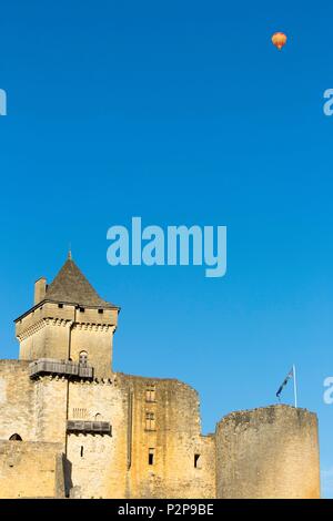 Frankreich, Dordogne, Perigord Noir, Dordogne Tal, Castelnaud-la Chapelle beschriftet Les Plus beaux villages de France (eines der schönsten Dörfer von Frankreich), Burg von Castelnaud und das Dorf Stockfoto