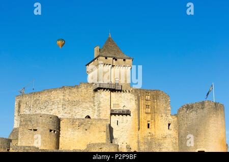 Frankreich, Dordogne, Perigord Noir, Dordogne Tal, Castelnaud-la Chapelle beschriftet Les Plus beaux villages de France (eines der schönsten Dörfer von Frankreich), Burg von Castelnaud und das Dorf Stockfoto