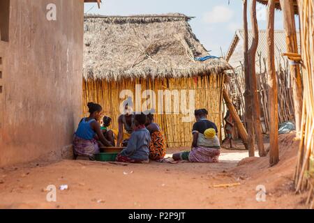 Madagaskar, Region MENABE, massiv von Bemaraha, Frauen sortieren Fisch in einem Dorf auf dem Tsiribihina Fluss Stockfoto