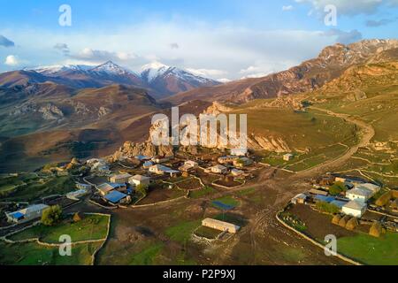 Aserbaidschan, Quba (Guba) Region, Großen Kaukasus Gebirge, Dorf Giriz in der Morgendämmerung (Luftbild) Stockfoto