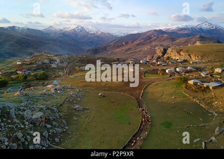 Aserbaidschan, Quba (Guba) Region, Großen Kaukasus Gebirge, Dorf Giriz in der Morgendämmerung (Luftbild) Stockfoto