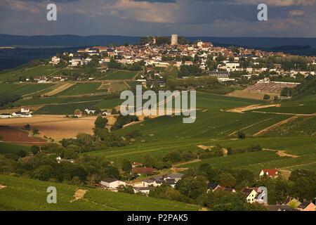 Frankreich, Cher, Sancerrois Region, das Dorf Chavignol im Vordergrund und Sancerre im Hintergrund vor dem Sturm Stockfoto