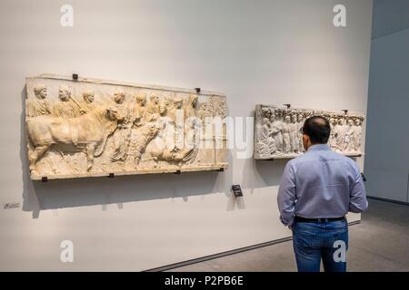 Die Vereinigten Arabischen Emirate, Abu Dhabi, Saadiyat Island, dem Louvre Abu Dhabi ist das erste universelle Museum in der Arabischen Welt entworfen und vom französischen Architekten Jean Nouvel, Fragment eines architektonischen Relief zeigt ein Ritual sacridice (Römisches Reich, AD 15-16) gebaut Stockfoto