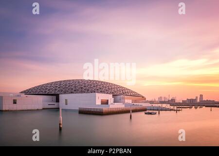 Die Vereinigten Arabischen Emirate, Abu Dhabi, Saadiyat Island, dem Louvre Abu Dhabi ist das erste universelle Museum in der Arabischen Welt entworfen und vom französischen Architekten Jean Nouvel gebaut Stockfoto