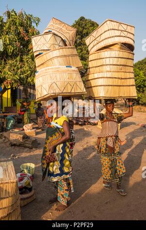 Burkina Faso, Sud-Ouest region, gaoua, der Hauptstadt der Provinz Poni, Markttag, Verkauf von Korbwaren Stockfoto