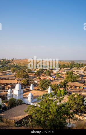 Burkina Faso, Sud-Ouest region, gaoua, der Hauptstadt der Provinz Poni, Panoramablick über die Stadt und die Große Moschee Stockfoto