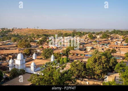 Burkina Faso, Sud-Ouest region, gaoua, der Hauptstadt der Provinz Poni, Panoramablick über die Stadt und die Große Moschee Stockfoto