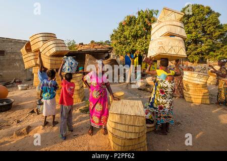 Burkina Faso, Sud-Ouest region, gaoua, der Hauptstadt der Provinz Poni, Markttag, Verkauf von Korbwaren Stockfoto