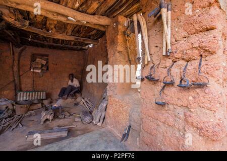 Burkina Faso, Region Hauts-Bassins, Bobo-Dioulasso, die Altstadt, ein Schmied, Workshop Stockfoto