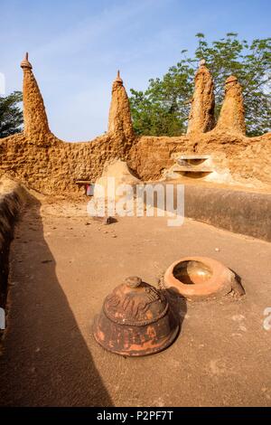 Burkina Faso, Region Hauts-Bassins, Bobo-Dioulasso, Moschee Dioulassoba, Lüftung Loch auf dem Dach und Deckel bei Regen zu schließen. Stockfoto