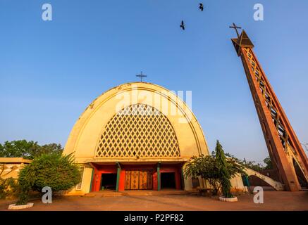 Burkina Faso, Region Hauts-Bassins, Bobo-Dioulasso, Notre-Dame-de-Lourdes Kathedrale im Jahre 1961 eingeweiht. Stockfoto