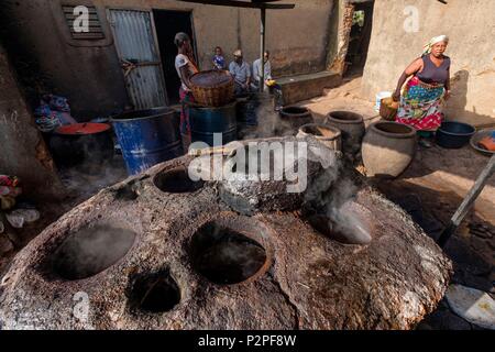 Burkina Faso, Region Hauts-Bassins, Bobo-Dioulasso, die Altstadt, die Vorbereitung der Dolo (Hirse Bier) Stockfoto