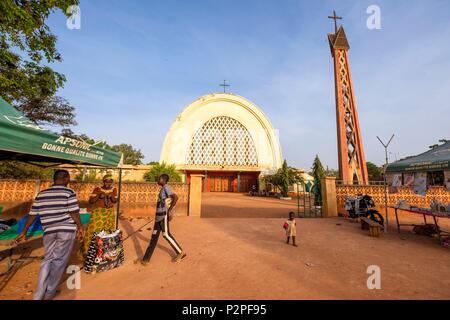 Burkina Faso, Region Hauts-Bassins, Bobo-Dioulasso, Notre-Dame-de-Lourdes Kathedrale im Jahre 1961 eingeweiht. Stockfoto