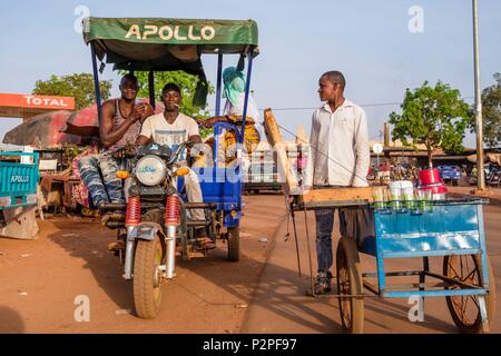 Burkina Faso, Region Hauts-Bassins, Bobo-Dioulasso, Motobike - Taxi Stockfoto