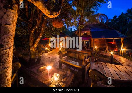 Frankreich, Französisch Guyana, Kourou, ruhende Hütten und Terrassen, Wapa Lodge bei Nacht Stockfoto