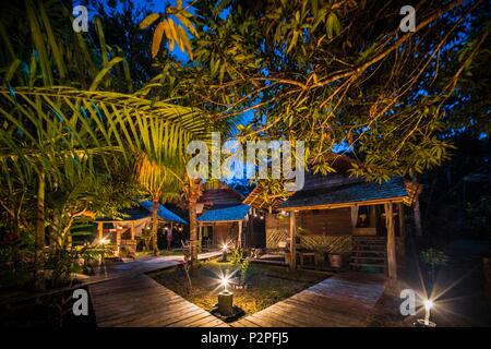 Frankreich, Französisch Guyana, Kourou, ruhende Hütten und Terrassen, Wapa Lodge bei Nacht Stockfoto