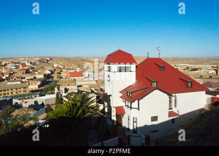 Häuser aus der Kolonialzeit an der Küste von South Atlantic Ocean, Lüderitz, Karas Region, Namibia Stockfoto