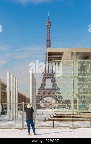 Frankreich, Paris, Bereich als Weltkulturerbe von der UNESCO, der Champs de Mars, die Mauer für den Frieden von der Künstlerin Clara Halfter und Architekt Jean Michel Wilmotte und der Eiffelturm, schneefälle am 07/02/2018 Stockfoto