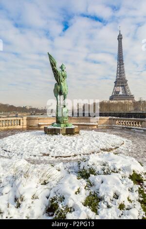 Frankreich, Paris, die Ufer der Seine in der Flut, die Statue La France Renaissante auf Ile aux Cygnes und der Eiffelturm, schneefälle am 07/02/2018 Stockfoto