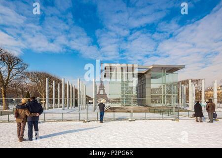 Frankreich, Paris, Bereich als Weltkulturerbe von der UNESCO, der Champs de Mars, die Mauer für den Frieden von der Künstlerin Clara Halfter und Architekt Jean Michel Wilmotte und der Eiffelturm, schneefälle am 07/02/2018 Stockfoto