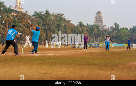 MUMBAI, INDIEN - Januar 14, 2017: Männer Kricket spielen mit Tennis Ball in Mumbai gründen Stockfoto