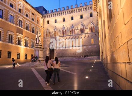 Italien, Toskana, Palazzo Salimbeni und der Piazza, die Nacht in Siena, UNESCO Weltkulturerbe Stockfoto