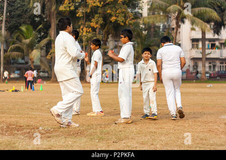 MUMBAI, INDIEN - Januar 14, 2017: Indische Kinder im Cricket net Üben zu verbessern cricketing Fähigkeiten Stockfoto