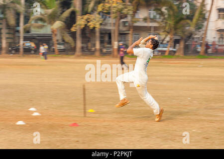 MUMBAI, INDIEN - Januar 14, 2017: ein Junge üben schnell Bowling zu verbessern cricketing Fähigkeiten in Mumbai gründen Stockfoto