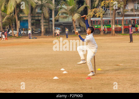 MUMBAI, INDIEN - Januar 14, 2017: Ein junge Praktizierende spin Bowling zu verbessern cricketing Fähigkeiten in Mumbai gründen Stockfoto