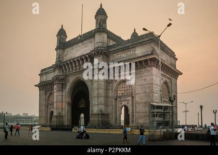 MUMBAI, INDIEN - 14. Januar 2017 - unbekannter Menschen gehen und Tauben fliegen um das Gateway of India Stockfoto