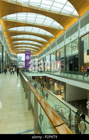 Im Inneren der neuen Highcross Shopping Centre in Leicester City Centre, England, UK Stockfoto