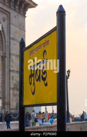 Mumbai Namensschild in Marathi Sprache am Gateway of India, Mumbai Stockfoto