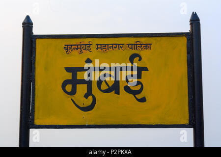 Mumbai Namensschild in Marathi Sprache am Gateway of India, Mumbai Stockfoto